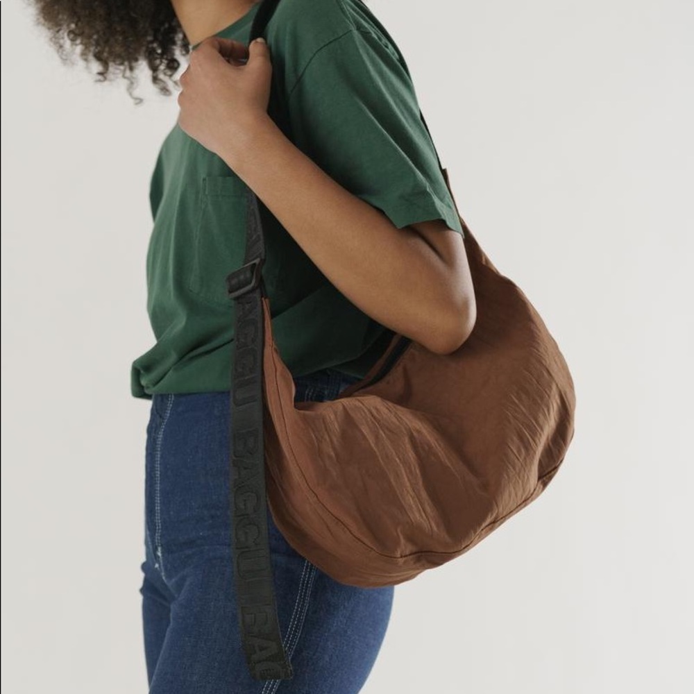 BAGGU Medium Crescent Bag in Chocolate Brown